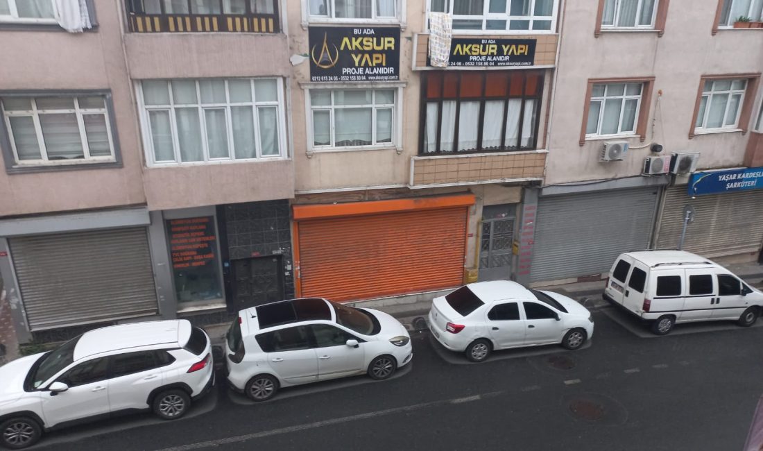 Bayrampaşa Muratpaşa Mahallesi Cicozyolu Caddesi’nde kaldırımlara ve taşıt yoluna sürücülerin