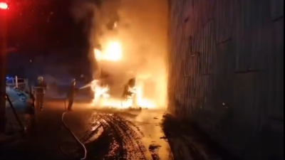 İl merkezinde gece saatlerinde kereste yüklü bir kamyonda yangın çıktı.