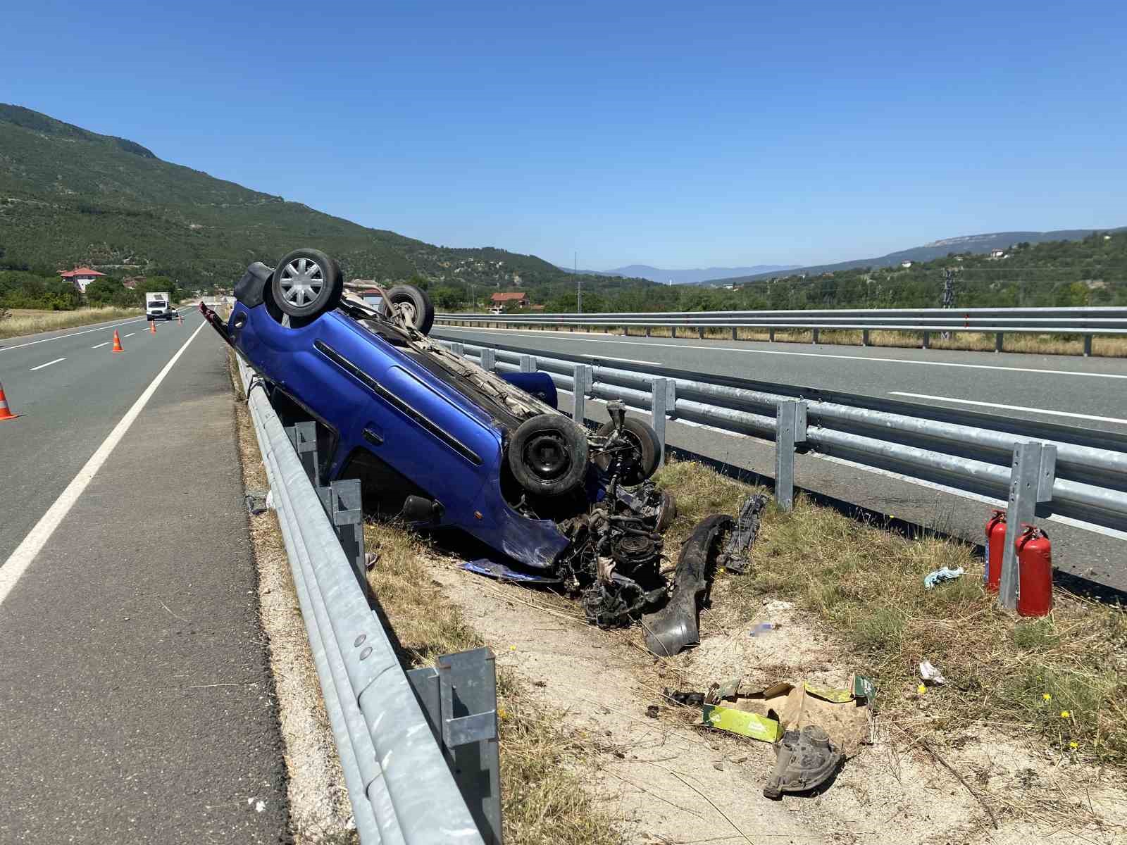 Kastamonu'nun Araç ilçesinde bariyerlere çarparak ters dönen hafif ticari araçtaki