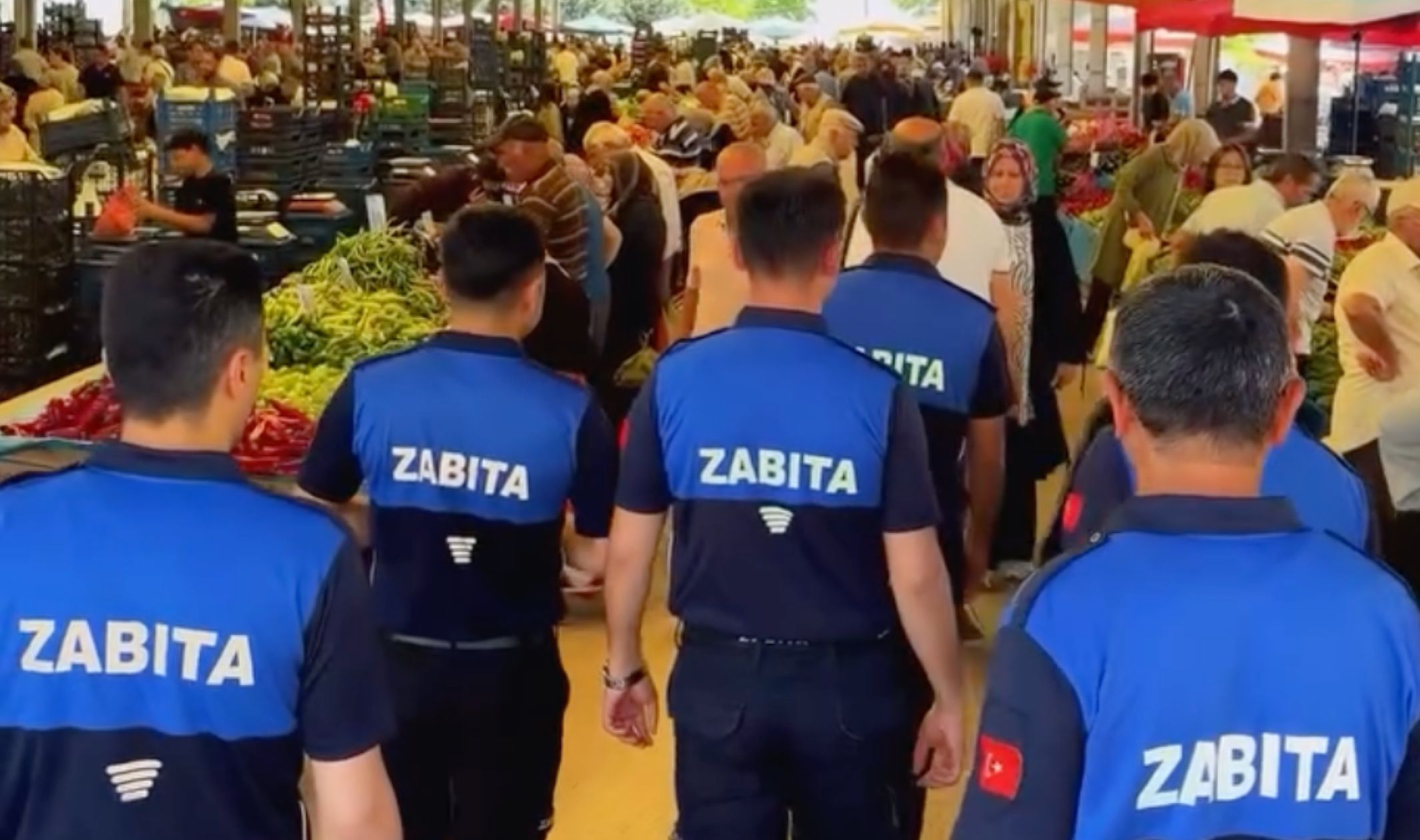 Tosya Belediyesi Zabıta Müdürlüğü ekipleri, sebze ve meyve pazarında etiket,