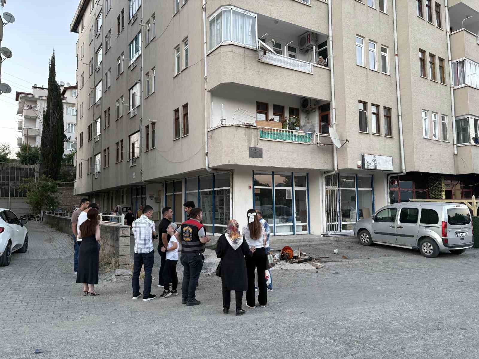 Kastamonu’nun Tosya ilçesinde balkonda bulunan saksının ısınması sonrası çıkan yangın,
