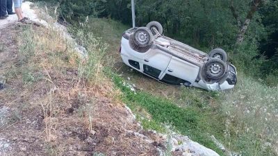Kastamonu’nun Küre ilçesinde yoldan çıkarak tarlaya yuvarlanan otomobildeki 3 kişi