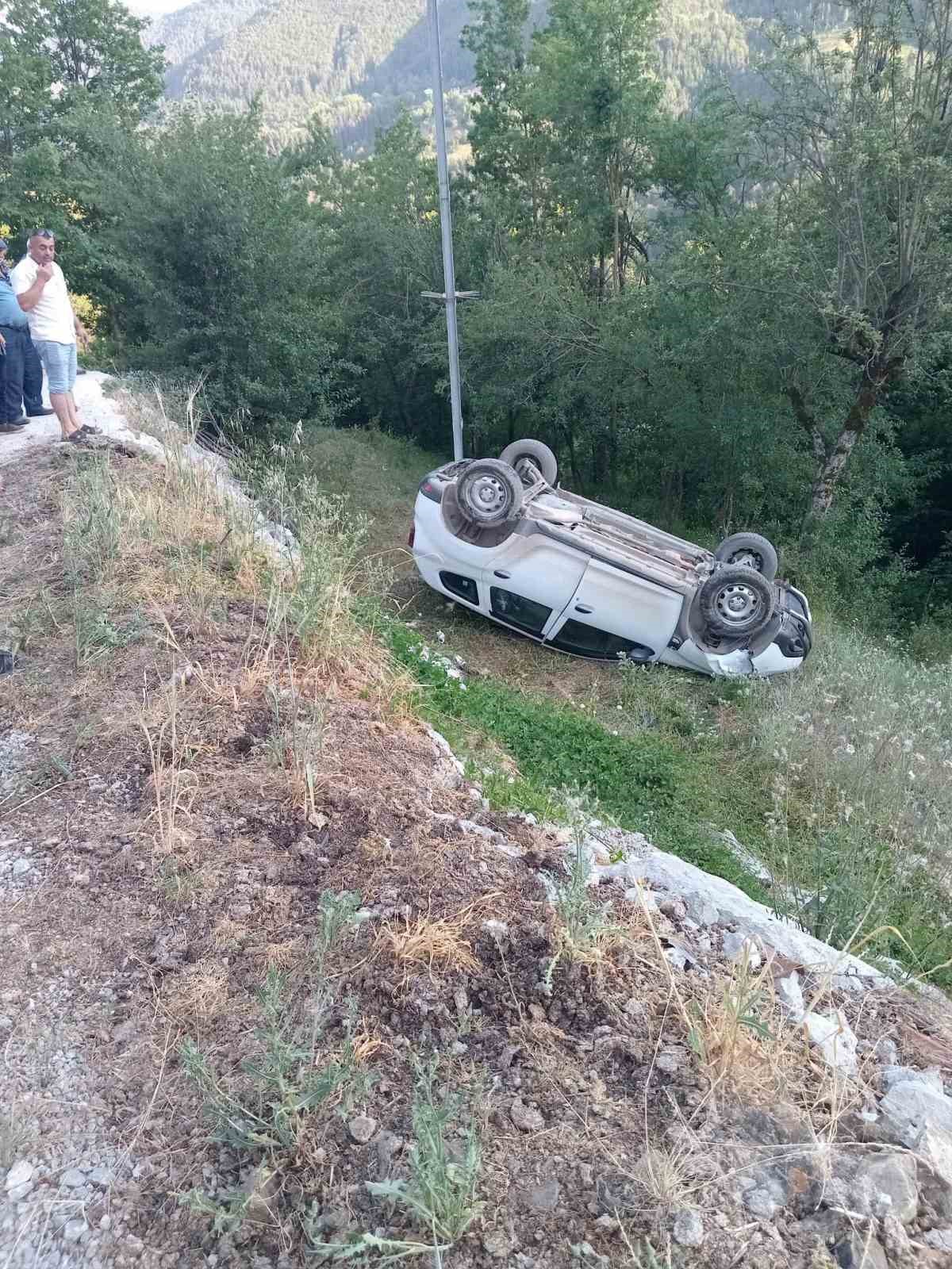 Kastamonu’nun Küre ilçesinde yoldan çıkarak tarlaya yuvarlanan otomobildeki 3 kişi
