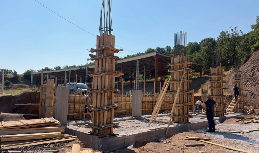 Tosya Belediyesi tarafından yapımı devam eden modern güreş sahası projesinde