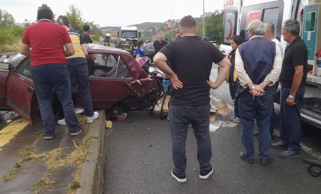 Budamış Mahallesi Ankara Yolu üzerinde meydana gelen sıkışmalı trafik kazasında,