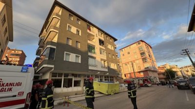 Çorum’da bir binanın çatısına çıkan kişi, polis ekiplerinin yürüttüğü ikna