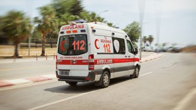 Zonguldak’ın Karadeniz Ereğli ilçesinde işçi servisi ile otomobilin çarpışması sonucu