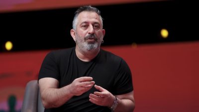 Ünlü komedyen Cem Yılmaz’ın sağlık durumuyla ilgili gelişmeler sevenlerini endişelendirdi.