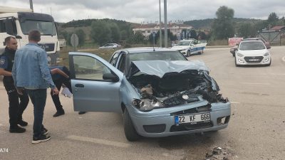 &nbsp; Hacıkayalar mevkiinde kamyonet ile binek otomobilin karıştığı trafik kazasında