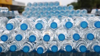 Büyük su mataraları taşımak ve gün boyunca belirli bir litre