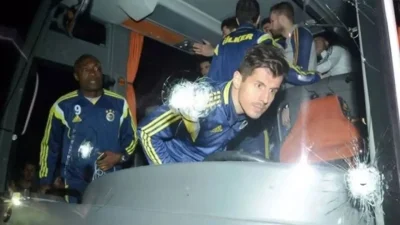 Fenerbahçe Futbol A Takımı’nı taşıyan otobüse 4 Nisan 2015 tarihinde