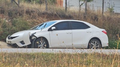 Kastamonu’nun Araç ilçesinde sağanak yağış sonrası kayganlaşan yolda kontrolden çıkan