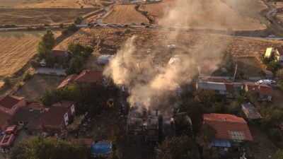 Çankırı’nın Ilgaz ilçesinde bir evde başlayan yangın, kısa sürede çevredeki
