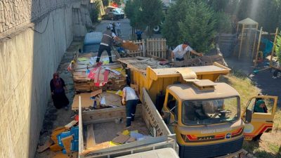 Karabük’te bir sitenin bahçesinde uzun süredir biriktirilen karton ve çöpler,