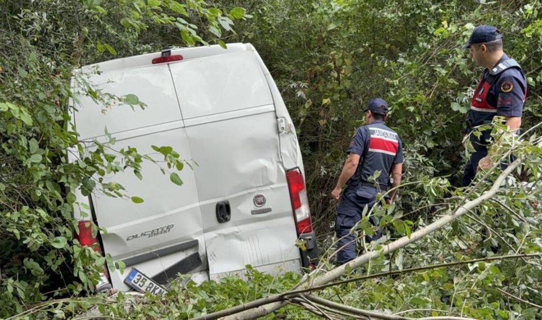 Samsun’un Kavak ilçesinde meydana gelen trafik kazasında kontrolden çıkan minibüsün