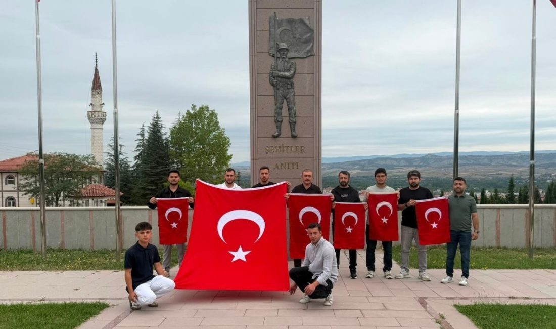 Kastamonu’nun Taşköprü ilçesinde bir grup genç, şehitlerin kabirlerini ziyaret ederek