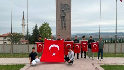 Kastamonu’nun Taşköprü ilçesinde bir grup genç, şehitlerin kabirlerini ziyaret ederek