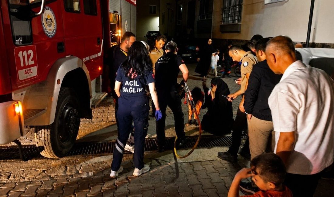 Çorum’un Alaca ilçesinde site bahçesinde oyun oynayan küçük çocuğun ayağı,