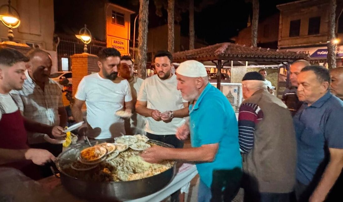 Kastamonu’nun Taşköprü ilçesinde Mevlid Kandili dolayısıyla vatandaşlara pilav ve ayran