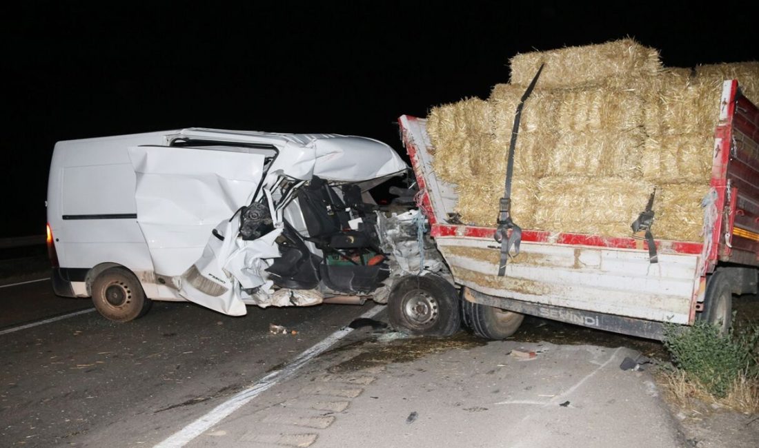 Amasya’nın Taşova ilçesinde panelvan ile saman yüklü traktörün karıştığı trafik