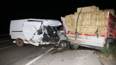 Amasya’nın Taşova ilçesinde panelvan ile saman yüklü traktörün karıştığı trafik
