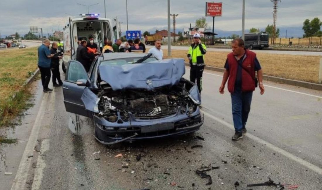 Amasya’nın Suluova ilçesinde tır, minibüs ve otomobilin karıştığı zincirleme trafik