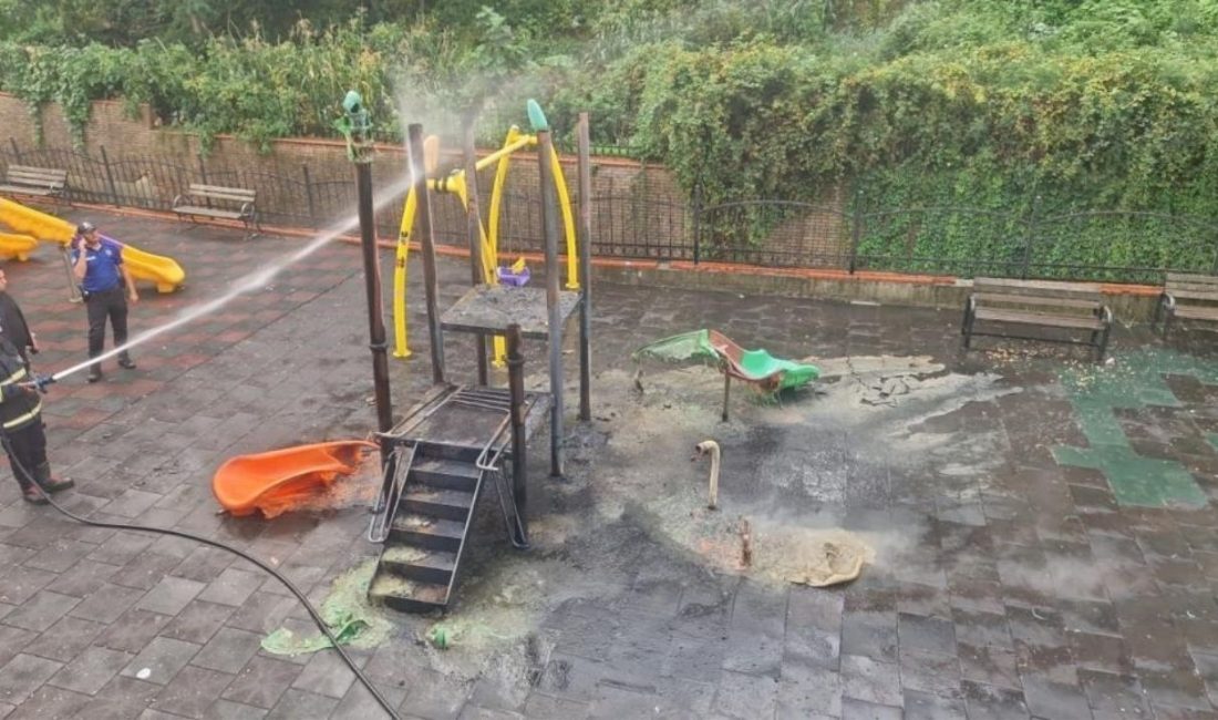 Zonguldak’ın Karadeniz Ereğli ilçesinde bulunan bir çocuk parkında çıkan yangın,