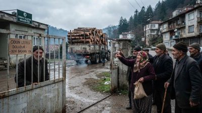 Kastamonu’nun Cide ilçesinde kış hazırlıkları sürerken bazı köylüler, yakacak odun
