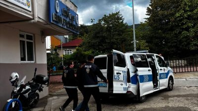 Kastamonu’nun Cide ilçesinde tartıştığı kişiyi bıçakla yaralayan şüpheli tutuklandı. Kaynak: