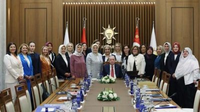 Cumhurbaşkanı Recep Tayyip Erdoğan, kadın belediye başkanlarıyla AK Parti Genel