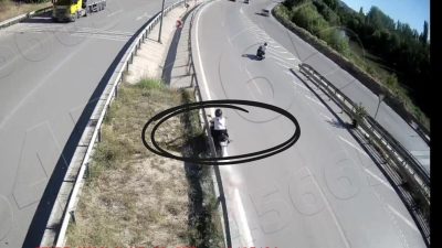 Amasya’da virajda kontrolden çıkarak bariyerlere çarpan motosikletin 18 yaşındaki sürücüsü,