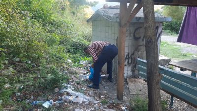 Kastamonu’nun Cide ilçesinde doğaya bırakılan çöpler tepki çekti. Çevreye atılan