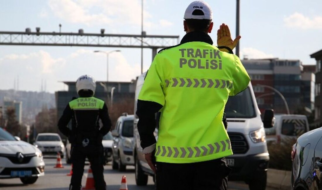 Küçükçekmece’de polisin “dur” ihtarına uymayıp ters yönde kaçan 2 motosikletliye