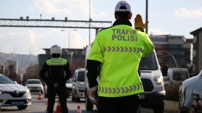 Küçükçekmece’de polisin “dur” ihtarına uymayıp ters yönde kaçan 2 motosikletliye