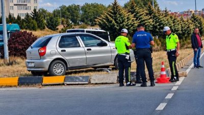 Kastamonu’nun Kuzeykent Mahallesi’nde iki aracın kavşakta çarpışması sonucu 3 kişi
