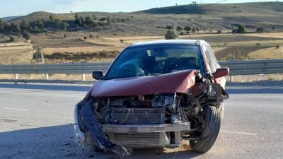 Seydiler Organize Sanayi Bölgesi kavşağında otomobil ile kamyonetin karıştığı trafik