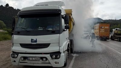 Seyir halindeki hafriyat kamyonunun lastik bölümünde başlayan yangın dorseye sıçradı.